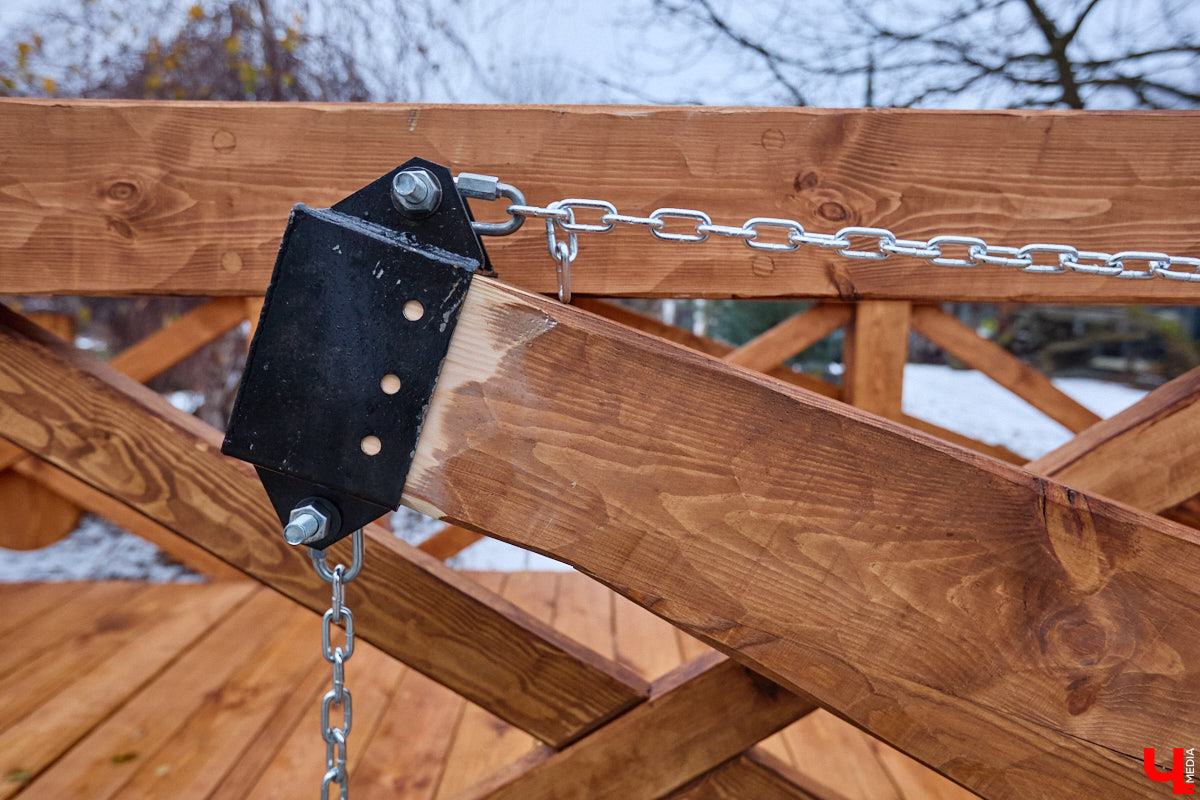 На реке Каменке в городе-музее может появиться разводной мост из экологичного материала. Неделю назад местные мастера продемонстрировали модель потенциального перехода в масштабе 1:2. «Ключ-Медиа» побывал в гостях у деревообработчиков из Суздальского района и оценил уникальную конструкцию.