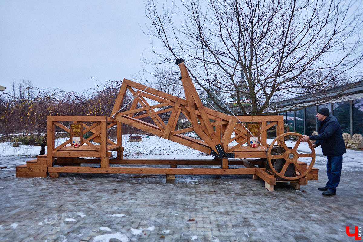 На реке Каменке в городе-музее может появиться разводной мост из экологичного материала. Неделю назад местные мастера продемонстрировали модель потенциального перехода в масштабе 1:2. «Ключ-Медиа» побывал в гостях у деревообработчиков из Суздальского района и оценил уникальную конструкцию.