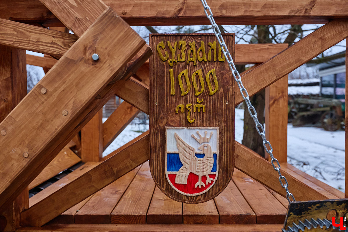 На реке Каменке в городе-музее может появиться разводной мост из экологичного материала. Неделю назад местные мастера продемонстрировали модель потенциального перехода в масштабе 1:2. «Ключ-Медиа» побывал в гостях у деревообработчиков из Суздальского района и оценил уникальную конструкцию.