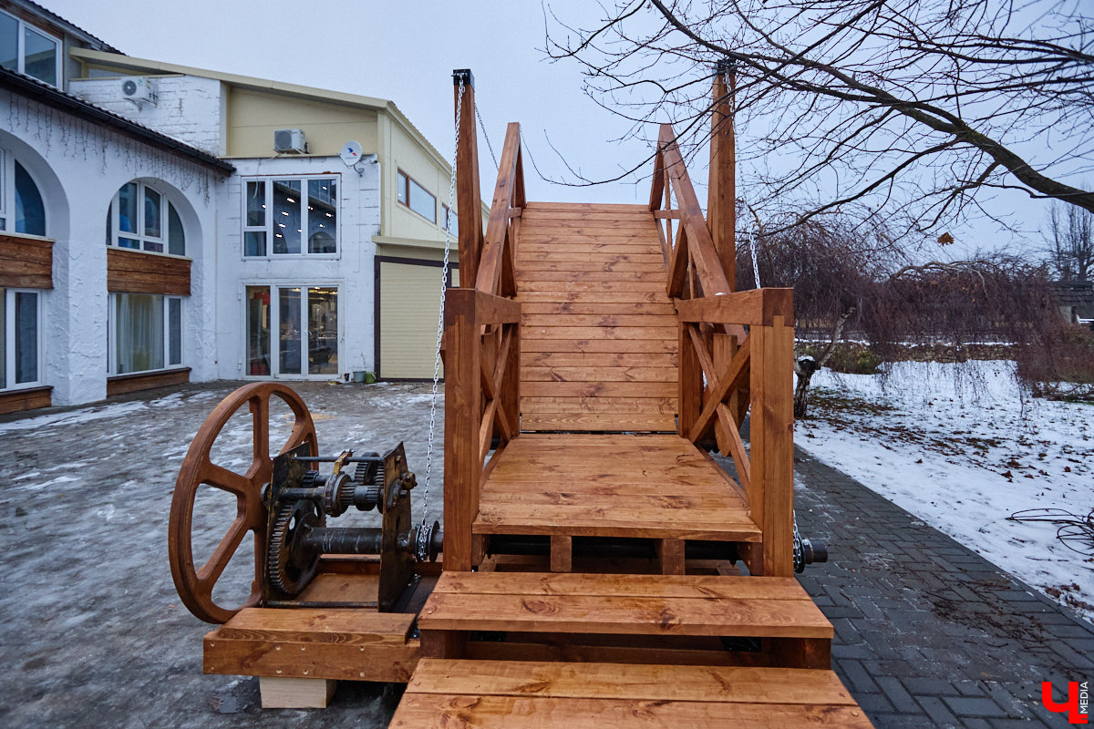 На реке Каменке в городе-музее может появиться разводной мост из экологичного материала. Неделю назад местные мастера продемонстрировали модель потенциального перехода в масштабе 1:2. «Ключ-Медиа» побывал в гостях у деревообработчиков из Суздальского района и оценил уникальную конструкцию.