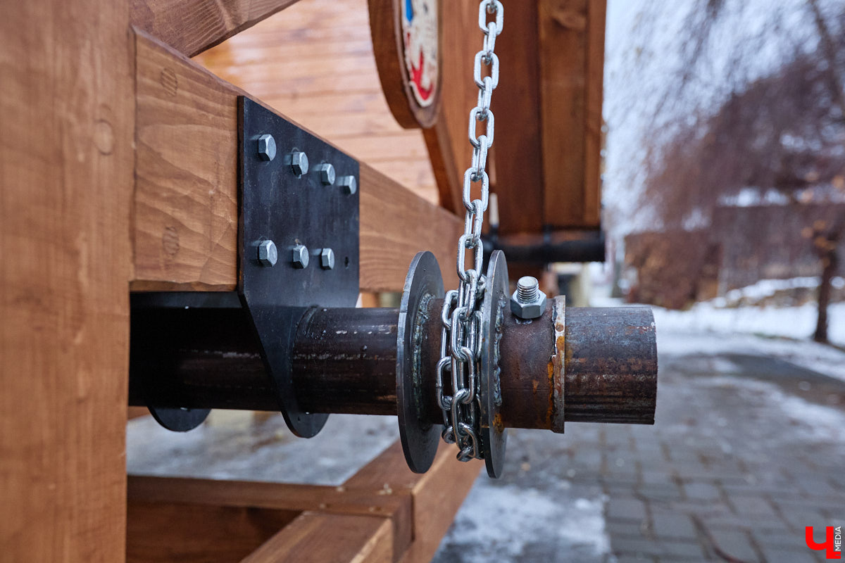 На реке Каменке в городе-музее может появиться разводной мост из экологичного материала. Неделю назад местные мастера продемонстрировали модель потенциального перехода в масштабе 1:2. «Ключ-Медиа» побывал в гостях у деревообработчиков из Суздальского района и оценил уникальную конструкцию.