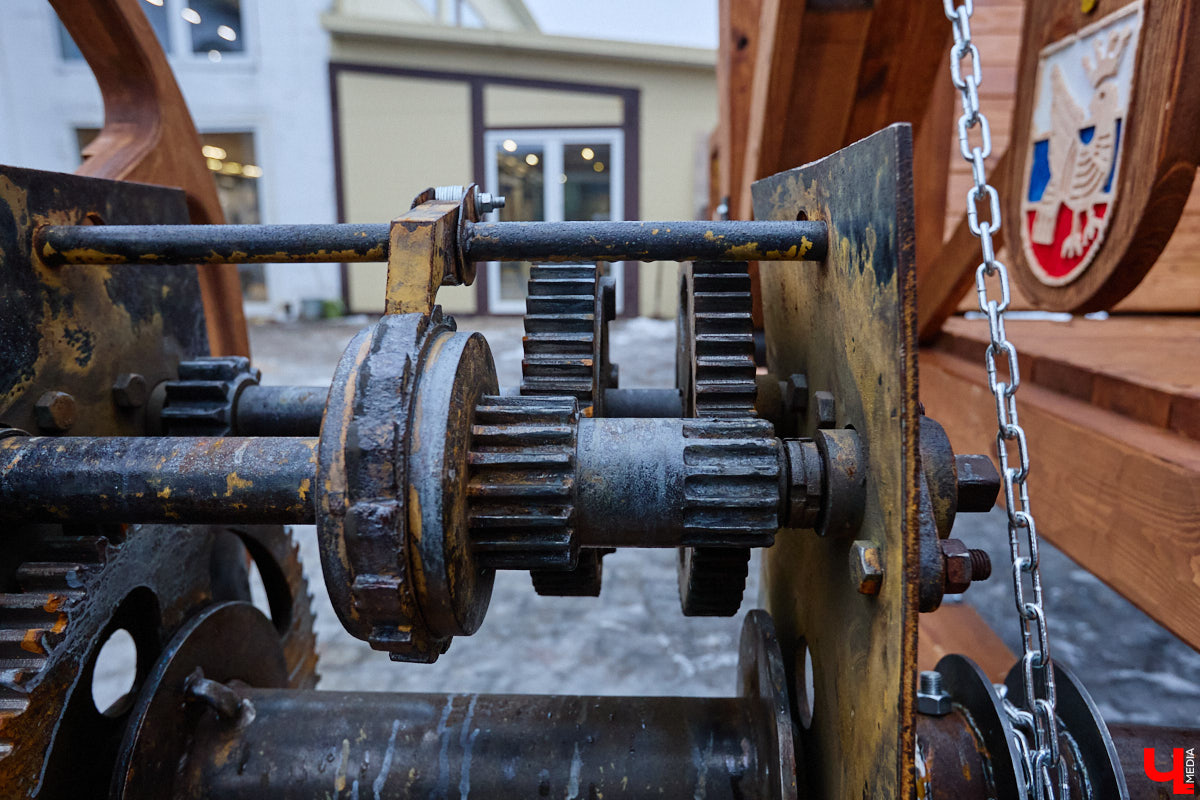 На реке Каменке в городе-музее может появиться разводной мост из экологичного материала. Неделю назад местные мастера продемонстрировали модель потенциального перехода в масштабе 1:2. «Ключ-Медиа» побывал в гостях у деревообработчиков из Суздальского района и оценил уникальную конструкцию.