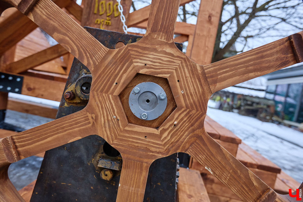 На реке Каменке в городе-музее может появиться разводной мост из экологичного материала. Неделю назад местные мастера продемонстрировали модель потенциального перехода в масштабе 1:2. «Ключ-Медиа» побывал в гостях у деревообработчиков из Суздальского района и оценил уникальную конструкцию.