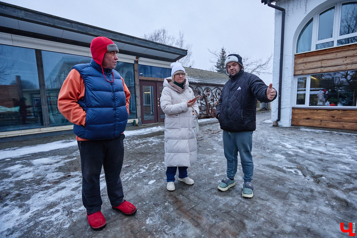 На реке Каменке в городе-музее может появиться разводной мост из экологичного материала. Неделю назад местные мастера продемонстрировали модель потенциального перехода в масштабе 1:2. «Ключ-Медиа» побывал в гостях у деревообработчиков из Суздальского района и оценил уникальную конструкцию.
