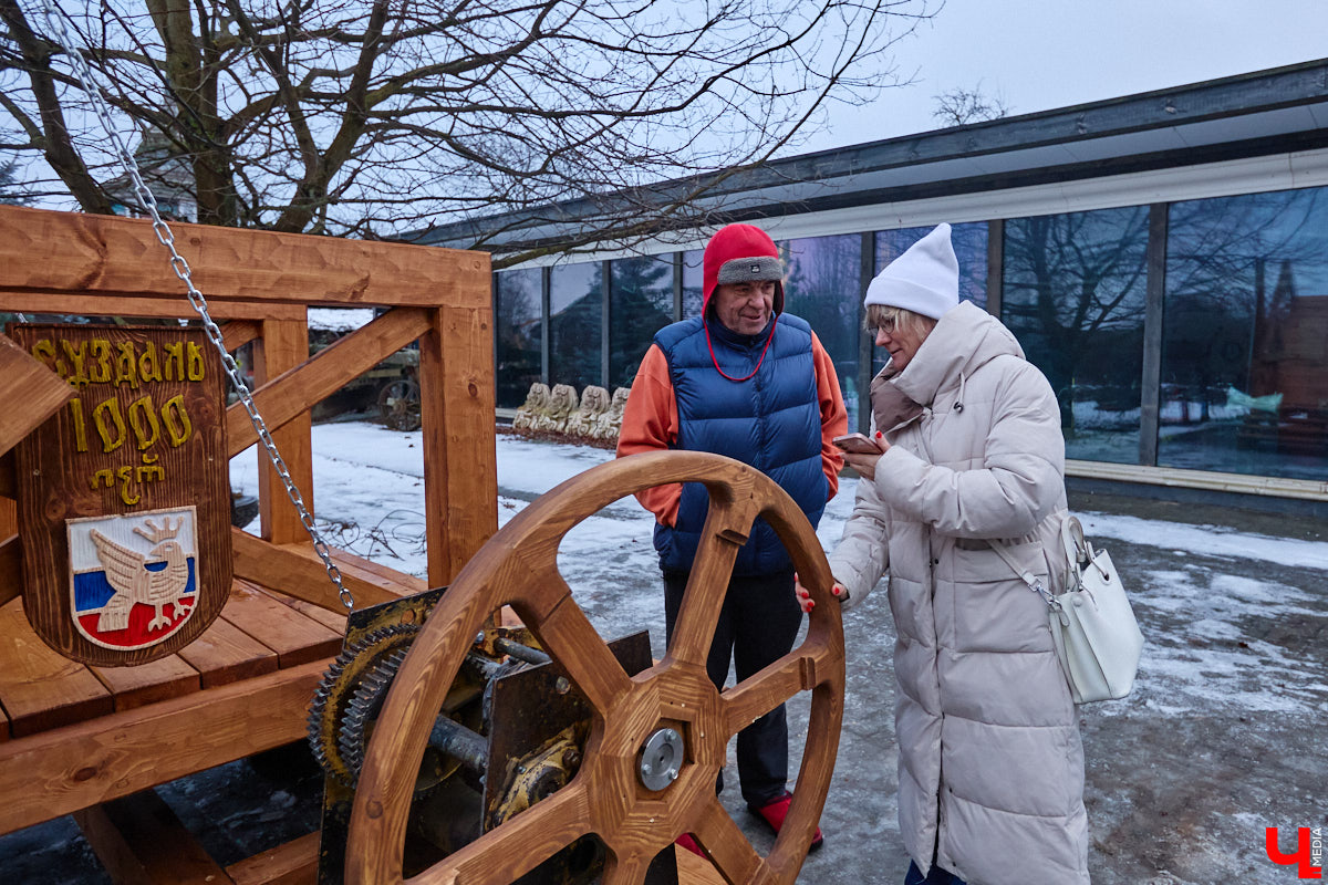 На реке Каменке в городе-музее может появиться разводной мост из экологичного материала. Неделю назад местные мастера продемонстрировали модель потенциального перехода в масштабе 1:2. «Ключ-Медиа» побывал в гостях у деревообработчиков из Суздальского района и оценил уникальную конструкцию.