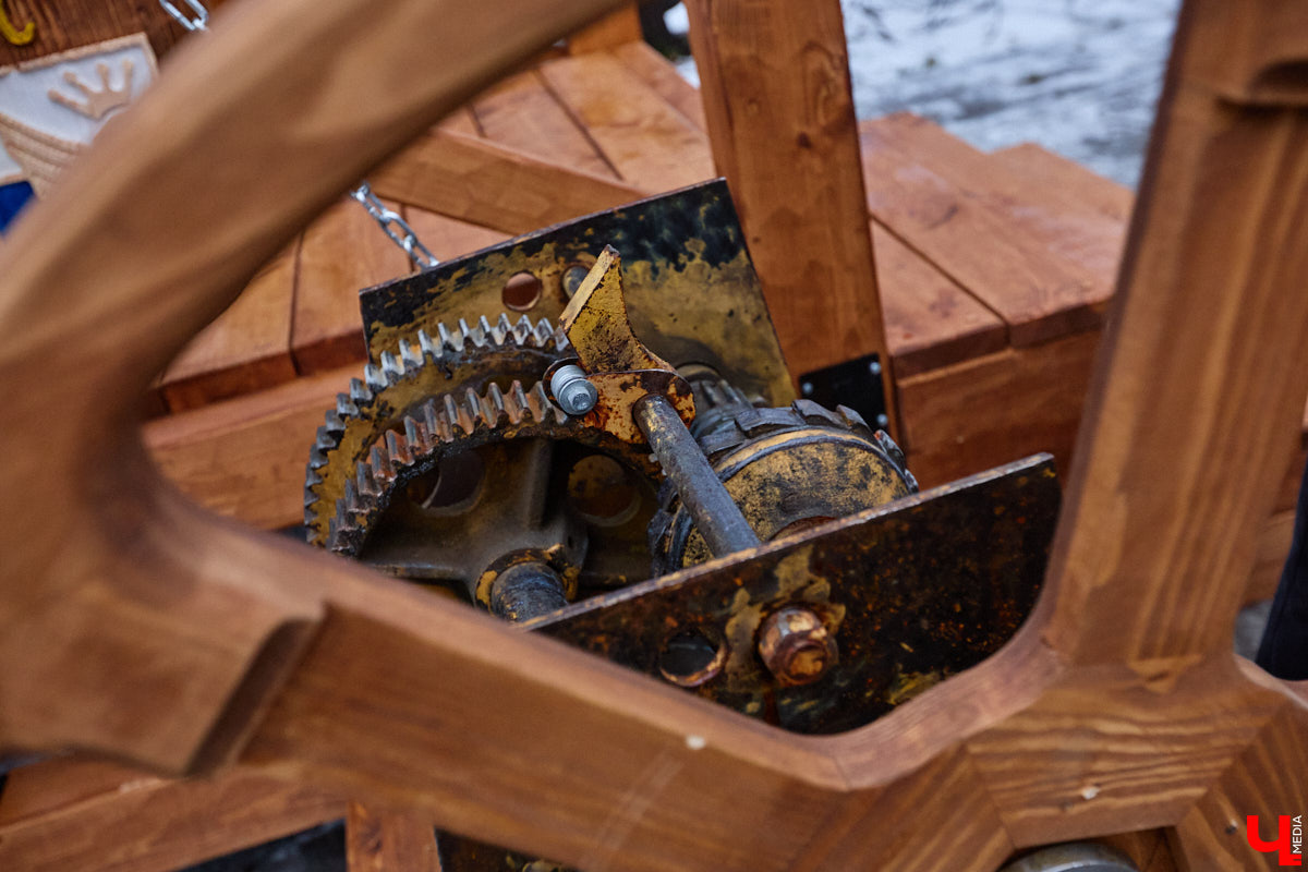 На реке Каменке в городе-музее может появиться разводной мост из экологичного материала. Неделю назад местные мастера продемонстрировали модель потенциального перехода в масштабе 1:2. «Ключ-Медиа» побывал в гостях у деревообработчиков из Суздальского района и оценил уникальную конструкцию.