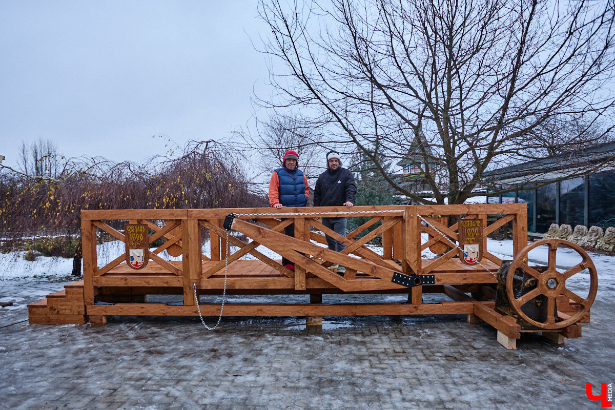 На реке Каменке в городе-музее может появиться разводной мост из экологичного материала. Неделю назад местные мастера продемонстрировали модель потенциального перехода в масштабе 1:2. «Ключ-Медиа» побывал в гостях у деревообработчиков из Суздальского района и оценил уникальную конструкцию.