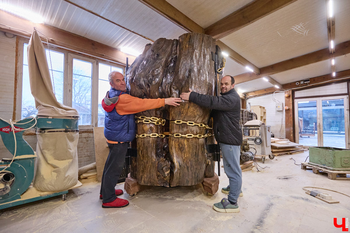 На реке Каменке в городе-музее может появиться разводной мост из экологичного материала. Неделю назад местные мастера продемонстрировали модель потенциального перехода в масштабе 1:2. «Ключ-Медиа» побывал в гостях у деревообработчиков из Суздальского района и оценил уникальную конструкцию.