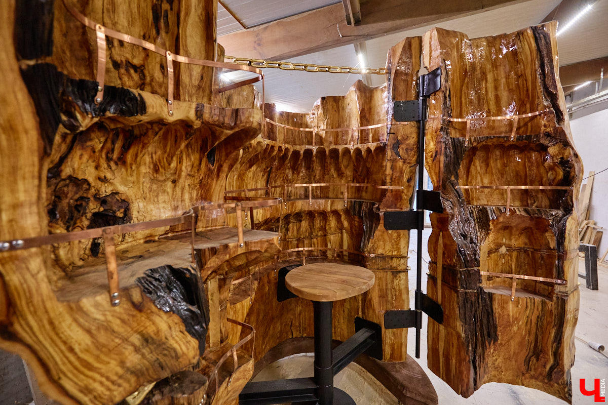 На реке Каменке в городе-музее может появиться разводной мост из экологичного материала. Неделю назад местные мастера продемонстрировали модель потенциального перехода в масштабе 1:2. «Ключ-Медиа» побывал в гостях у деревообработчиков из Суздальского района и оценил уникальную конструкцию.