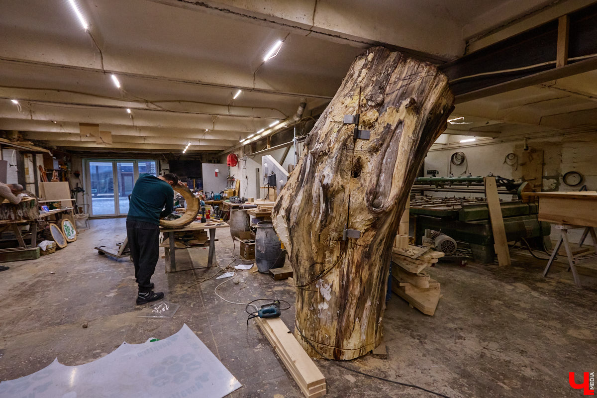 На реке Каменке в городе-музее может появиться разводной мост из экологичного материала. Неделю назад местные мастера продемонстрировали модель потенциального перехода в масштабе 1:2. «Ключ-Медиа» побывал в гостях у деревообработчиков из Суздальского района и оценил уникальную конструкцию.