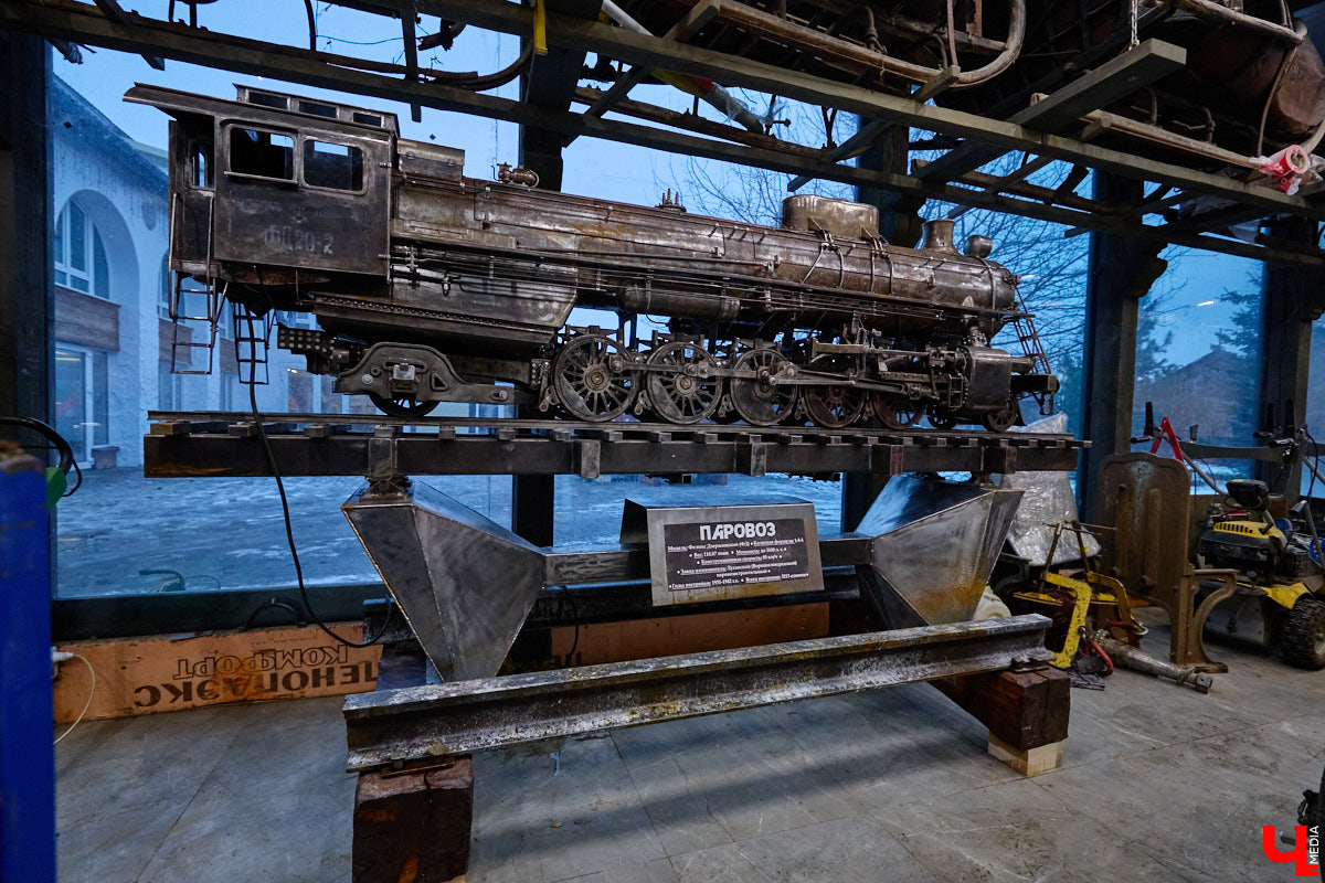 На реке Каменке в городе-музее может появиться разводной мост из экологичного материала. Неделю назад местные мастера продемонстрировали модель потенциального перехода в масштабе 1:2. «Ключ-Медиа» побывал в гостях у деревообработчиков из Суздальского района и оценил уникальную конструкцию.