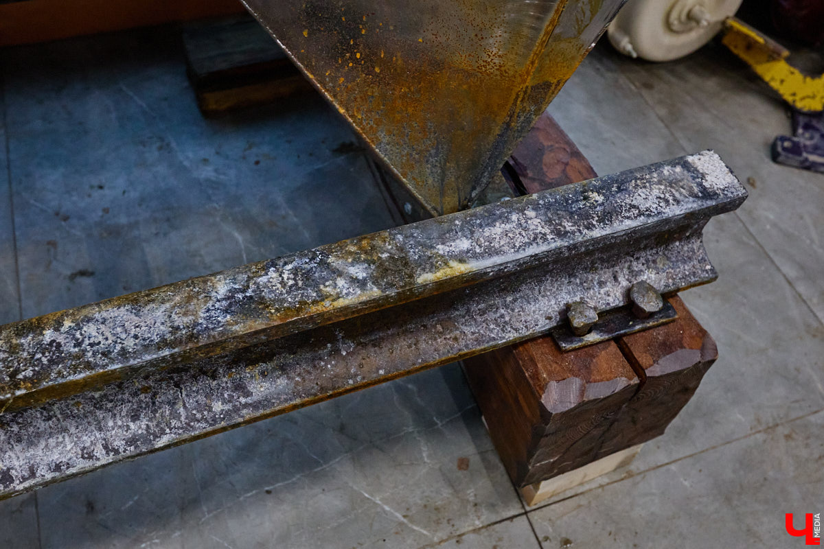 На реке Каменке в городе-музее может появиться разводной мост из экологичного материала. Неделю назад местные мастера продемонстрировали модель потенциального перехода в масштабе 1:2. «Ключ-Медиа» побывал в гостях у деревообработчиков из Суздальского района и оценил уникальную конструкцию.