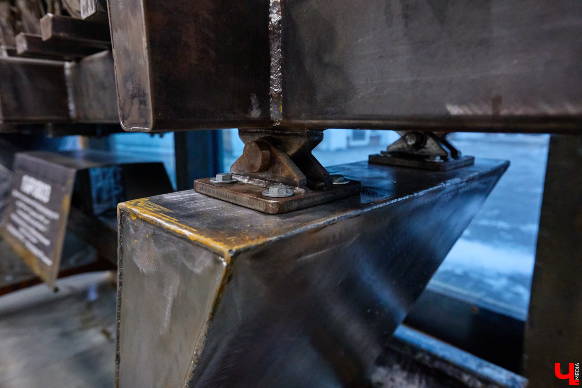 На реке Каменке в городе-музее может появиться разводной мост из экологичного материала. Неделю назад местные мастера продемонстрировали модель потенциального перехода в масштабе 1:2. «Ключ-Медиа» побывал в гостях у деревообработчиков из Суздальского района и оценил уникальную конструкцию.