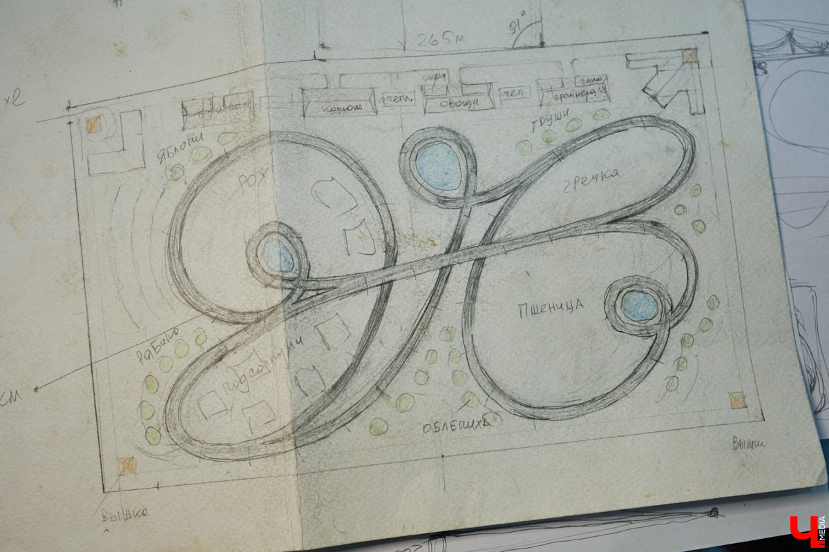 На реке Каменке в городе-музее может появиться разводной мост из экологичного материала. Неделю назад местные мастера продемонстрировали модель потенциального перехода в масштабе 1:2. «Ключ-Медиа» побывал в гостях у деревообработчиков из Суздальского района и оценил уникальную конструкцию.