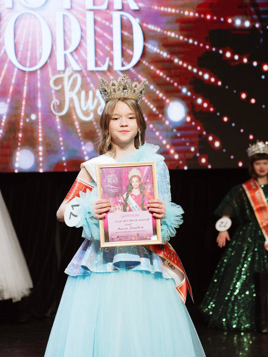 На всероссийской арене красоты сияют не только взрослые красавицы из Владимира, но и совсем еще юные звезды. Делегация от 33-го региона и модельного агентства Victory посетила Москву для участия, пожалуй, в самом масштабном конкурсе страны для детей Little Miss and Mister World Russia. «Ключ-Медиа» узнал, как выступили дети и какие титулы они привезли домой.