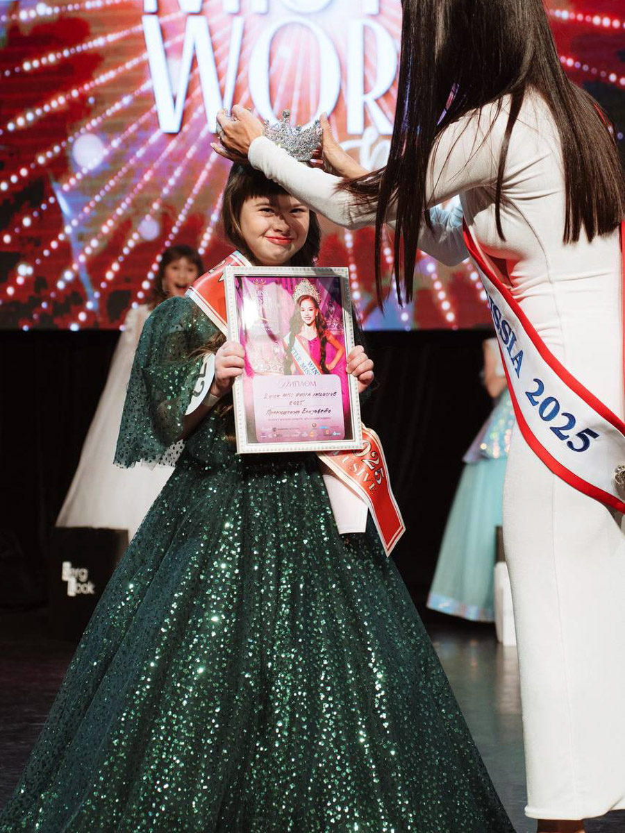 На всероссийской арене красоты сияют не только взрослые красавицы из Владимира, но и совсем еще юные звезды. Делегация от 33-го региона и модельного агентства Victory посетила Москву для участия, пожалуй, в самом масштабном конкурсе страны для детей Little Miss and Mister World Russia. «Ключ-Медиа» узнал, как выступили дети и какие титулы они привезли домой.