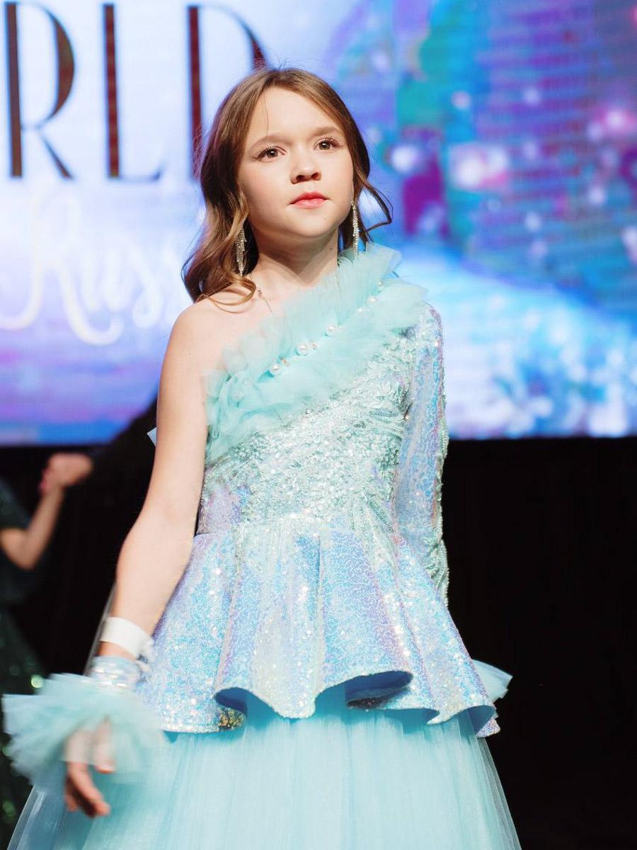 На всероссийской арене красоты сияют не только взрослые красавицы из Владимира, но и совсем еще юные звезды. Делегация от 33-го региона и модельного агентства Victory посетила Москву для участия, пожалуй, в самом масштабном конкурсе страны для детей Little Miss and Mister World Russia. «Ключ-Медиа» узнал, как выступили дети и какие титулы они привезли домой.