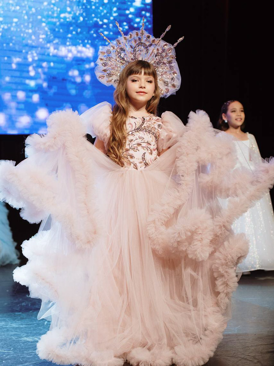 На всероссийской арене красоты сияют не только взрослые красавицы из Владимира, но и совсем еще юные звезды. Делегация от 33-го региона и модельного агентства Victory посетила Москву для участия, пожалуй, в самом масштабном конкурсе страны для детей Little Miss and Mister World Russia. «Ключ-Медиа» узнал, как выступили дети и какие титулы они привезли домой.