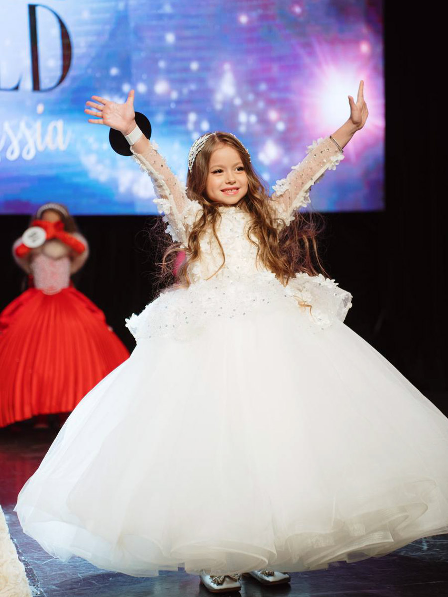 На всероссийской арене красоты сияют не только взрослые красавицы из Владимира, но и совсем еще юные звезды. Делегация от 33-го региона и модельного агентства Victory посетила Москву для участия, пожалуй, в самом масштабном конкурсе страны для детей Little Miss and Mister World Russia. «Ключ-Медиа» узнал, как выступили дети и какие титулы они привезли домой.