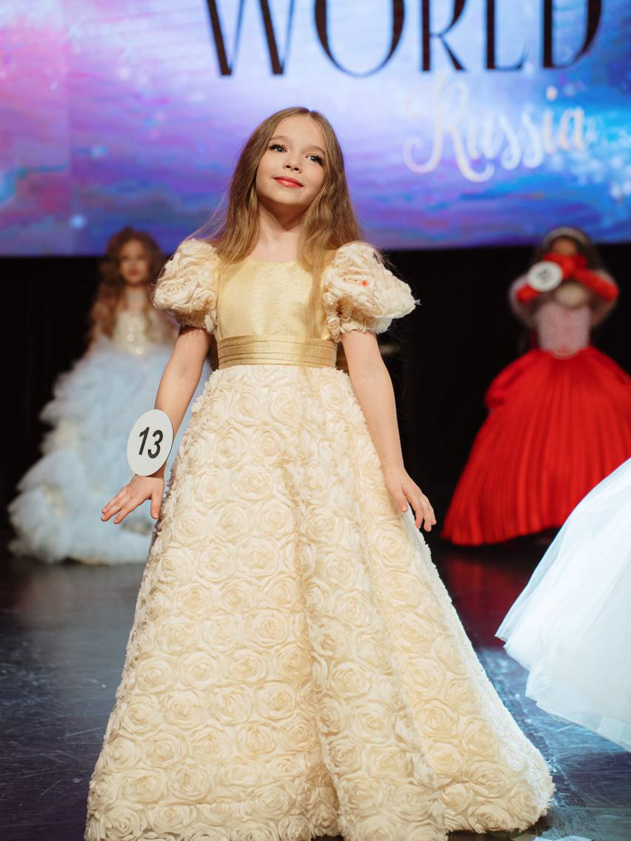 На всероссийской арене красоты сияют не только взрослые красавицы из Владимира, но и совсем еще юные звезды. Делегация от 33-го региона и модельного агентства Victory посетила Москву для участия, пожалуй, в самом масштабном конкурсе страны для детей Little Miss and Mister World Russia. «Ключ-Медиа» узнал, как выступили дети и какие титулы они привезли домой.