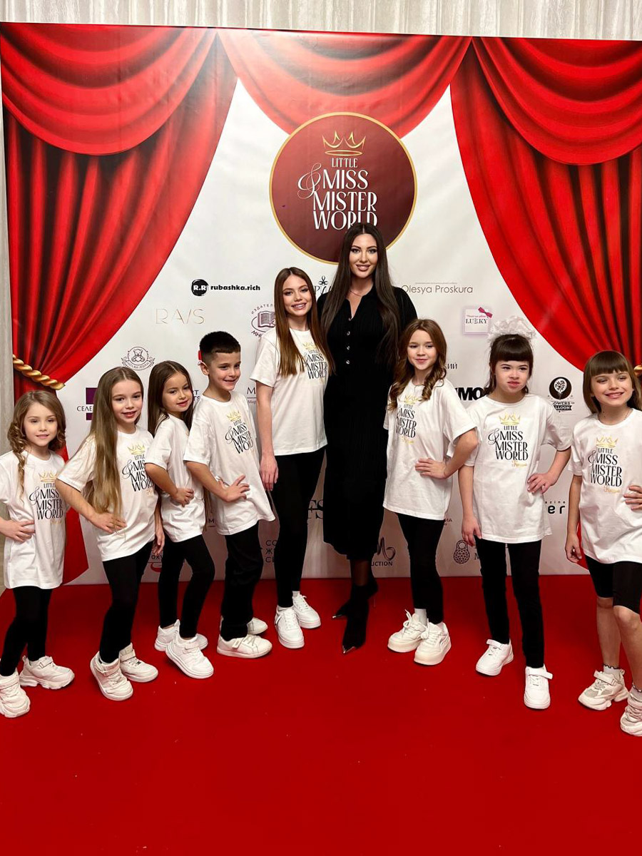 На всероссийской арене красоты сияют не только взрослые красавицы из Владимира, но и совсем еще юные звезды. Делегация от 33-го региона и модельного агентства Victory посетила Москву для участия, пожалуй, в самом масштабном конкурсе страны для детей Little Miss and Mister World Russia. «Ключ-Медиа» узнал, как выступили дети и какие титулы они привезли домой.