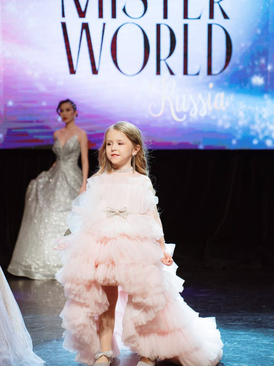 На всероссийской арене красоты сияют не только взрослые красавицы из Владимира, но и совсем еще юные звезды. Делегация от 33-го региона и модельного агентства Victory посетила Москву для участия, пожалуй, в самом масштабном конкурсе страны для детей Little Miss and Mister World Russia. «Ключ-Медиа» узнал, как выступили дети и какие титулы они привезли домой.