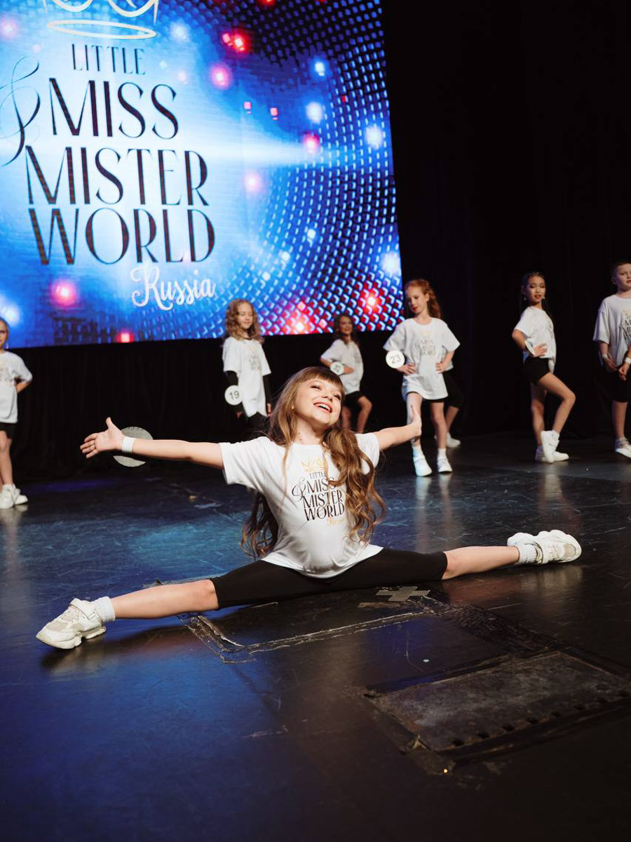 На всероссийской арене красоты сияют не только взрослые красавицы из Владимира, но и совсем еще юные звезды. Делегация от 33-го региона и модельного агентства Victory посетила Москву для участия, пожалуй, в самом масштабном конкурсе страны для детей Little Miss and Mister World Russia. «Ключ-Медиа» узнал, как выступили дети и какие титулы они привезли домой.