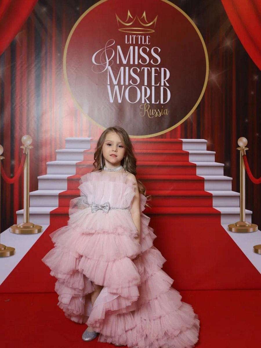 На всероссийской арене красоты сияют не только взрослые красавицы из Владимира, но и совсем еще юные звезды. Делегация от 33-го региона и модельного агентства Victory посетила Москву для участия, пожалуй, в самом масштабном конкурсе страны для детей Little Miss and Mister World Russia. «Ключ-Медиа» узнал, как выступили дети и какие титулы они привезли домой.