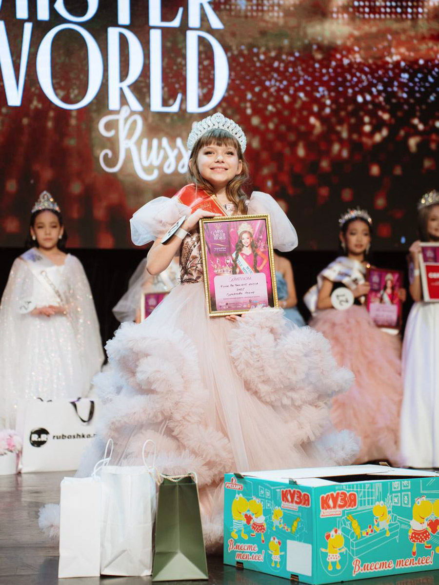 На всероссийской арене красоты сияют не только взрослые красавицы из Владимира, но и совсем еще юные звезды. Делегация от 33-го региона и модельного агентства Victory посетила Москву для участия, пожалуй, в самом масштабном конкурсе страны для детей Little Miss and Mister World Russia. «Ключ-Медиа» узнал, как выступили дети и какие титулы они привезли домой.