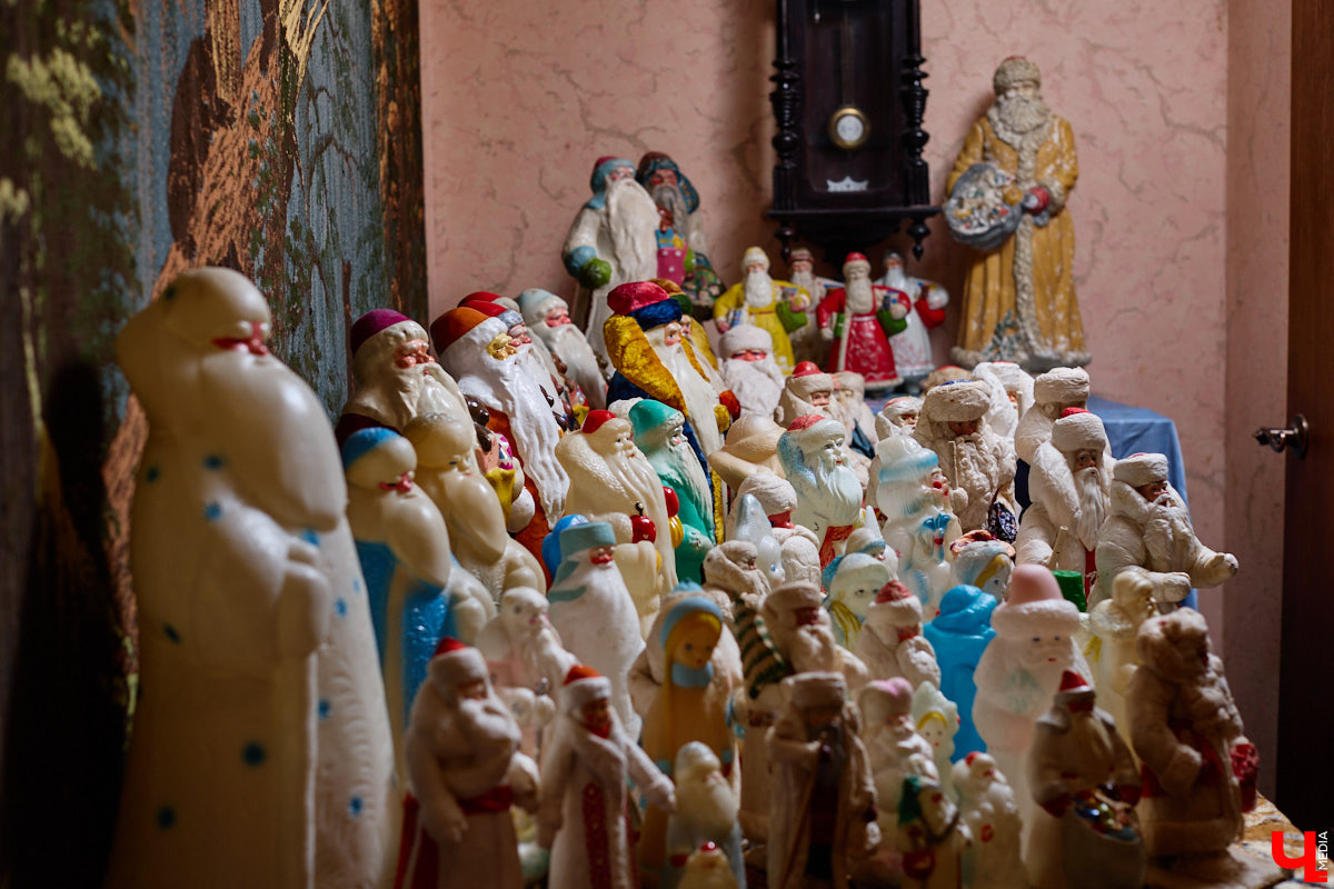 Небольшой дом на окраине Коврова, в котором живет Сергей Манушин, вновь заполонили Деды Морозы. Да не простые, а хранящие в себе историю советского прошлого. До начала декабря бородатые волшебники из ваты, бумаги, опилок и гипса хранятся в шкафах и коробках. Но когда для чуда наступает подходящий день и час, коллекционер достает свои сокровища с антресолей, расставляет их по комнатам, а потом зовет на экскурсию гостей. На сей раз в числе приглашенных оказался и «Ключ-Медиа».