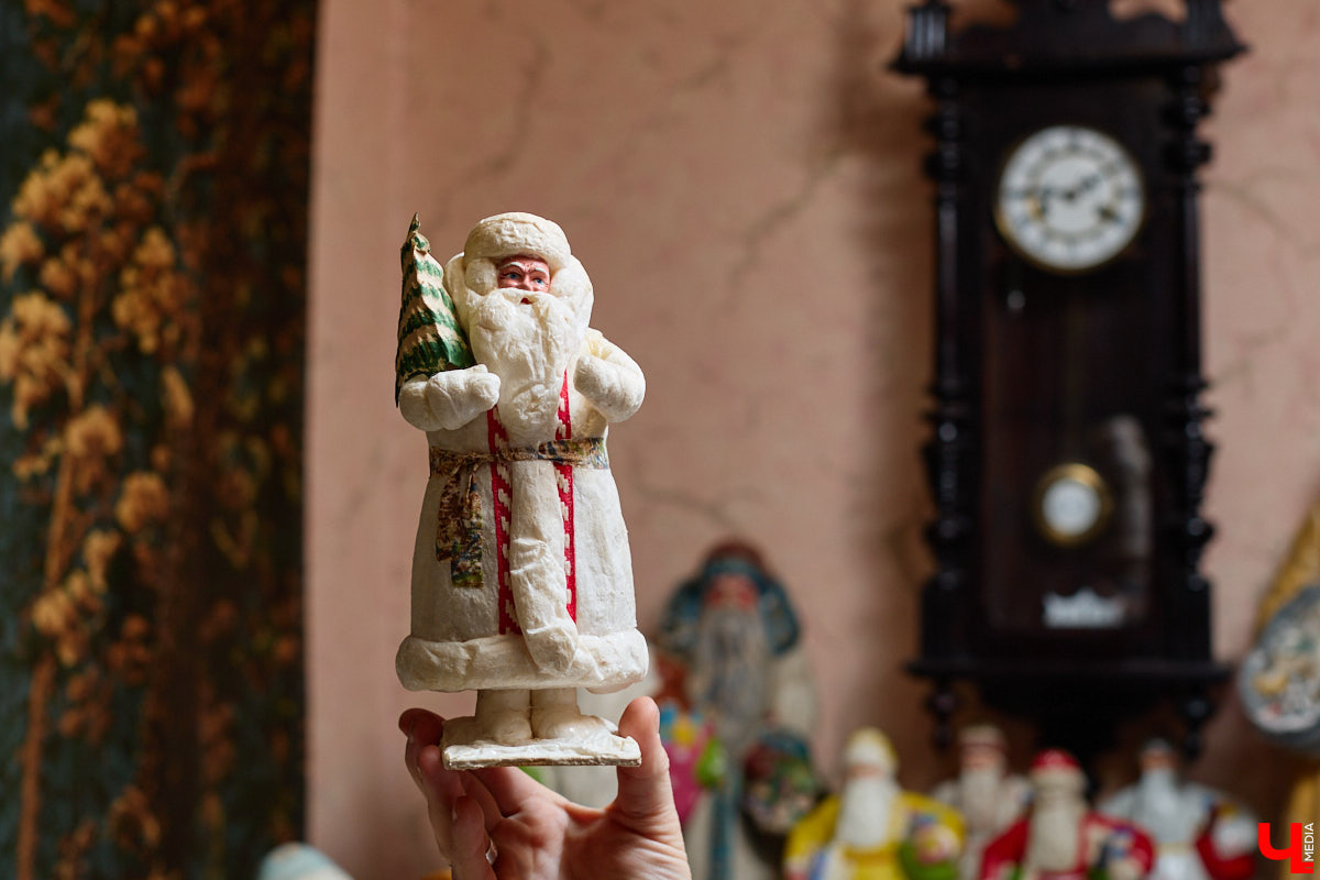 Небольшой дом на окраине Коврова, в котором живет Сергей Манушин, вновь заполонили Деды Морозы. Да не простые, а хранящие в себе историю советского прошлого. До начала декабря бородатые волшебники из ваты, бумаги, опилок и гипса хранятся в шкафах и коробках. Но когда для чуда наступает подходящий день и час, коллекционер достает свои сокровища с антресолей, расставляет их по комнатам, а потом зовет на экскурсию гостей. На сей раз в числе приглашенных оказался и «Ключ-Медиа».