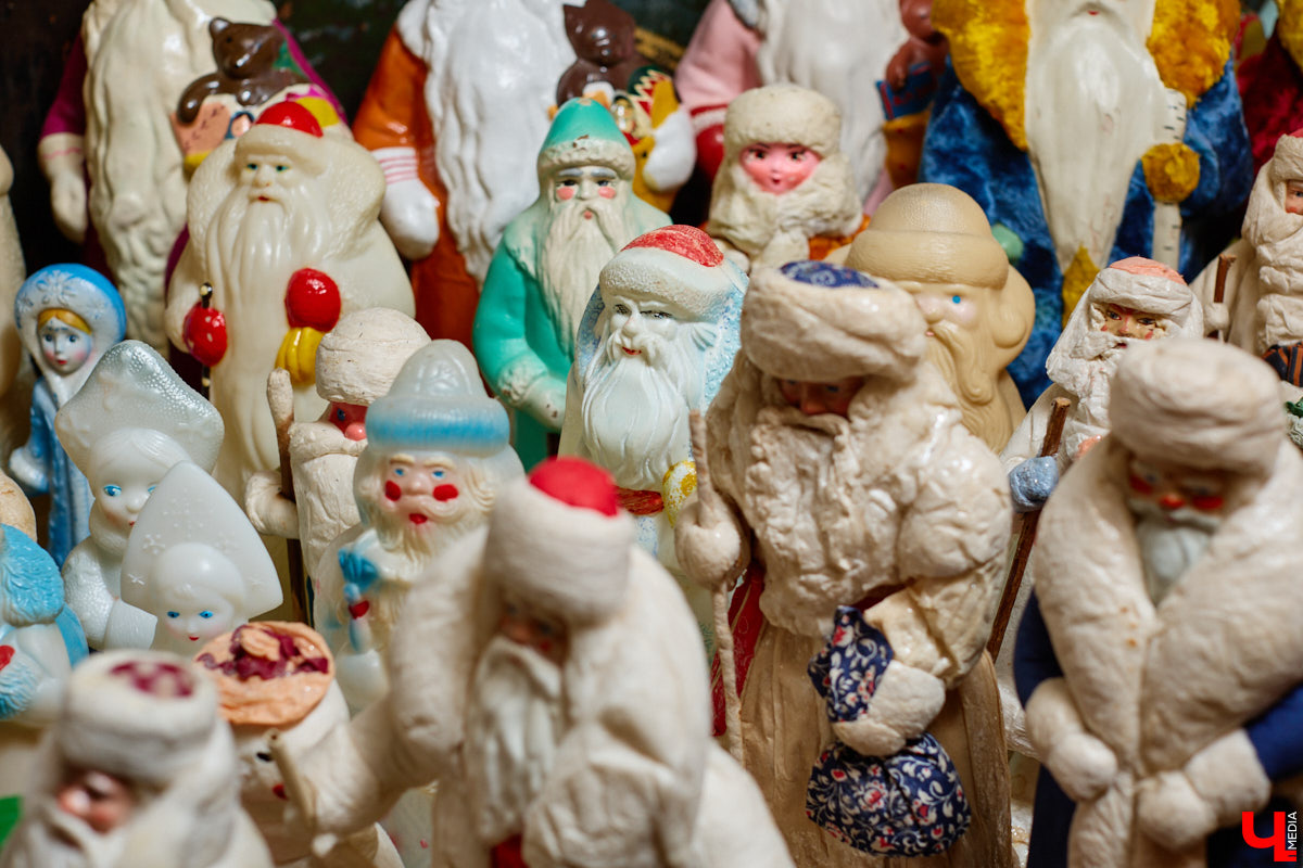 Небольшой дом на окраине Коврова, в котором живет Сергей Манушин, вновь заполонили Деды Морозы. Да не простые, а хранящие в себе историю советского прошлого. До начала декабря бородатые волшебники из ваты, бумаги, опилок и гипса хранятся в шкафах и коробках. Но когда для чуда наступает подходящий день и час, коллекционер достает свои сокровища с антресолей, расставляет их по комнатам, а потом зовет на экскурсию гостей. На сей раз в числе приглашенных оказался и «Ключ-Медиа».