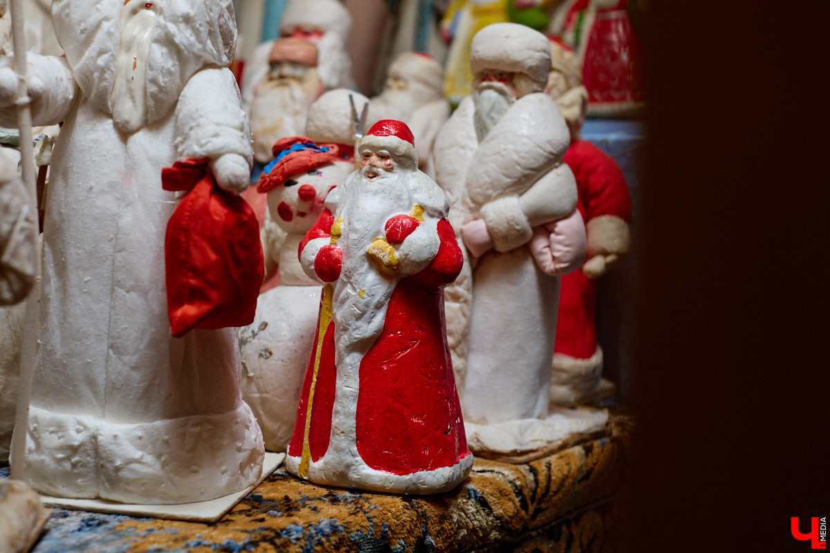 Небольшой дом на окраине Коврова, в котором живет Сергей Манушин, вновь заполонили Деды Морозы. Да не простые, а хранящие в себе историю советского прошлого. До начала декабря бородатые волшебники из ваты, бумаги, опилок и гипса хранятся в шкафах и коробках. Но когда для чуда наступает подходящий день и час, коллекционер достает свои сокровища с антресолей, расставляет их по комнатам, а потом зовет на экскурсию гостей. На сей раз в числе приглашенных оказался и «Ключ-Медиа».