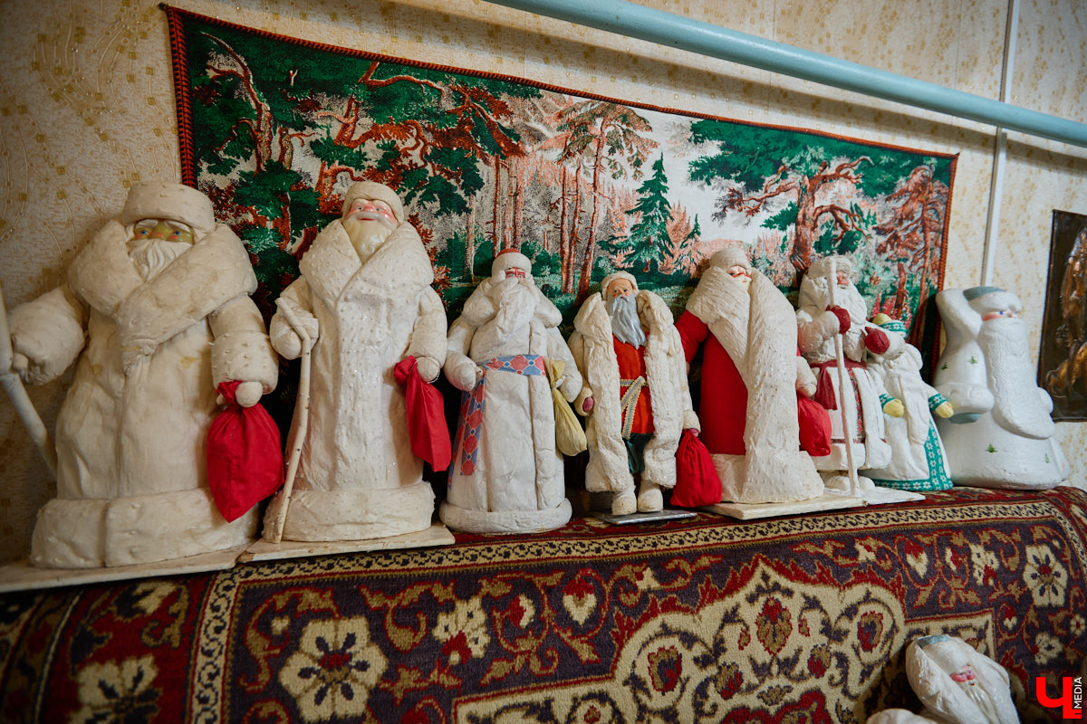 Небольшой дом на окраине Коврова, в котором живет Сергей Манушин, вновь заполонили Деды Морозы. Да не простые, а хранящие в себе историю советского прошлого. До начала декабря бородатые волшебники из ваты, бумаги, опилок и гипса хранятся в шкафах и коробках. Но когда для чуда наступает подходящий день и час, коллекционер достает свои сокровища с антресолей, расставляет их по комнатам, а потом зовет на экскурсию гостей. На сей раз в числе приглашенных оказался и «Ключ-Медиа».