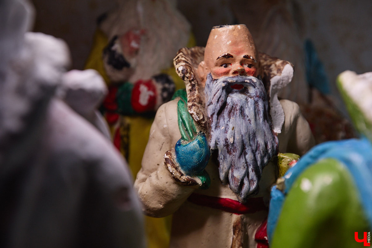 Небольшой дом на окраине Коврова, в котором живет Сергей Манушин, вновь заполонили Деды Морозы. Да не простые, а хранящие в себе историю советского прошлого. До начала декабря бородатые волшебники из ваты, бумаги, опилок и гипса хранятся в шкафах и коробках. Но когда для чуда наступает подходящий день и час, коллекционер достает свои сокровища с антресолей, расставляет их по комнатам, а потом зовет на экскурсию гостей. На сей раз в числе приглашенных оказался и «Ключ-Медиа».