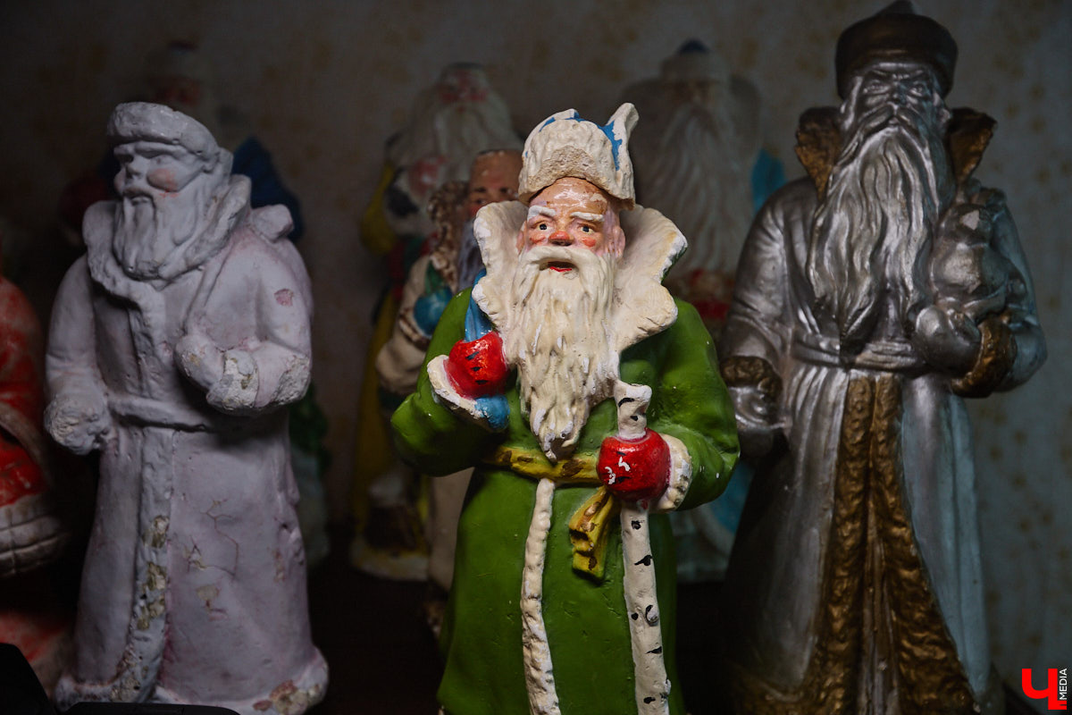 Небольшой дом на окраине Коврова, в котором живет Сергей Манушин, вновь заполонили Деды Морозы. Да не простые, а хранящие в себе историю советского прошлого. До начала декабря бородатые волшебники из ваты, бумаги, опилок и гипса хранятся в шкафах и коробках. Но когда для чуда наступает подходящий день и час, коллекционер достает свои сокровища с антресолей, расставляет их по комнатам, а потом зовет на экскурсию гостей. На сей раз в числе приглашенных оказался и «Ключ-Медиа».