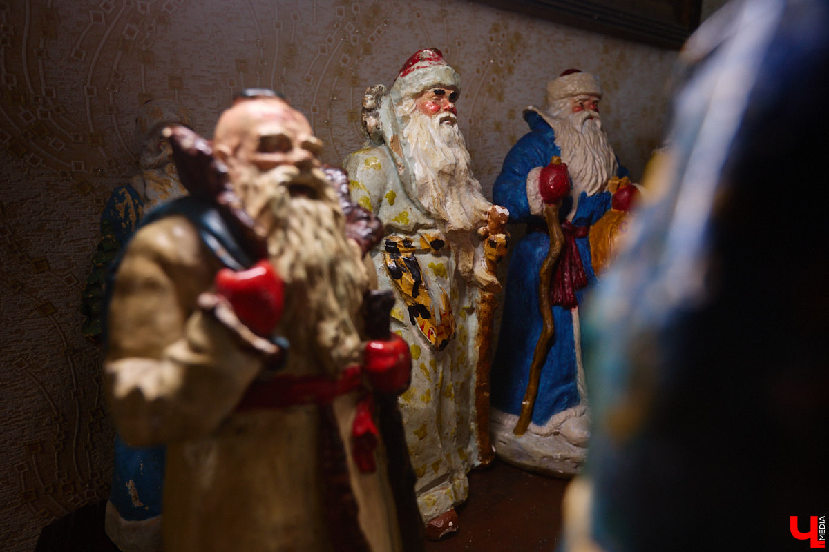 Небольшой дом на окраине Коврова, в котором живет Сергей Манушин, вновь заполонили Деды Морозы. Да не простые, а хранящие в себе историю советского прошлого. До начала декабря бородатые волшебники из ваты, бумаги, опилок и гипса хранятся в шкафах и коробках. Но когда для чуда наступает подходящий день и час, коллекционер достает свои сокровища с антресолей, расставляет их по комнатам, а потом зовет на экскурсию гостей. На сей раз в числе приглашенных оказался и «Ключ-Медиа».