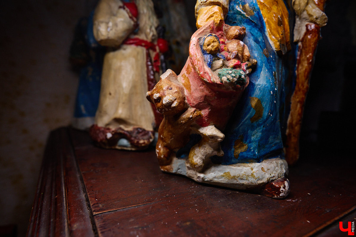 Небольшой дом на окраине Коврова, в котором живет Сергей Манушин, вновь заполонили Деды Морозы. Да не простые, а хранящие в себе историю советского прошлого. До начала декабря бородатые волшебники из ваты, бумаги, опилок и гипса хранятся в шкафах и коробках. Но когда для чуда наступает подходящий день и час, коллекционер достает свои сокровища с антресолей, расставляет их по комнатам, а потом зовет на экскурсию гостей. На сей раз в числе приглашенных оказался и «Ключ-Медиа».