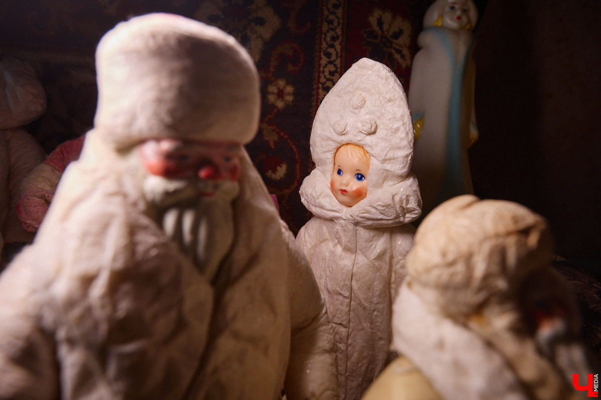 Небольшой дом на окраине Коврова, в котором живет Сергей Манушин, вновь заполонили Деды Морозы. Да не простые, а хранящие в себе историю советского прошлого. До начала декабря бородатые волшебники из ваты, бумаги, опилок и гипса хранятся в шкафах и коробках. Но когда для чуда наступает подходящий день и час, коллекционер достает свои сокровища с антресолей, расставляет их по комнатам, а потом зовет на экскурсию гостей. На сей раз в числе приглашенных оказался и «Ключ-Медиа».