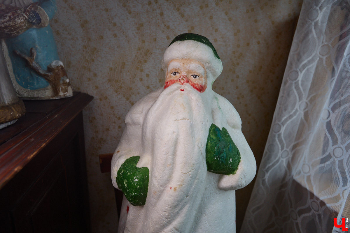 Небольшой дом на окраине Коврова, в котором живет Сергей Манушин, вновь заполонили Деды Морозы. Да не простые, а хранящие в себе историю советского прошлого. До начала декабря бородатые волшебники из ваты, бумаги, опилок и гипса хранятся в шкафах и коробках. Но когда для чуда наступает подходящий день и час, коллекционер достает свои сокровища с антресолей, расставляет их по комнатам, а потом зовет на экскурсию гостей. На сей раз в числе приглашенных оказался и «Ключ-Медиа».