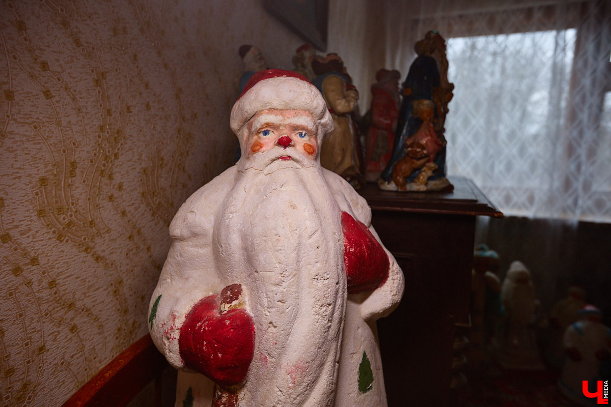 Небольшой дом на окраине Коврова, в котором живет Сергей Манушин, вновь заполонили Деды Морозы. Да не простые, а хранящие в себе историю советского прошлого. До начала декабря бородатые волшебники из ваты, бумаги, опилок и гипса хранятся в шкафах и коробках. Но когда для чуда наступает подходящий день и час, коллекционер достает свои сокровища с антресолей, расставляет их по комнатам, а потом зовет на экскурсию гостей. На сей раз в числе приглашенных оказался и «Ключ-Медиа».