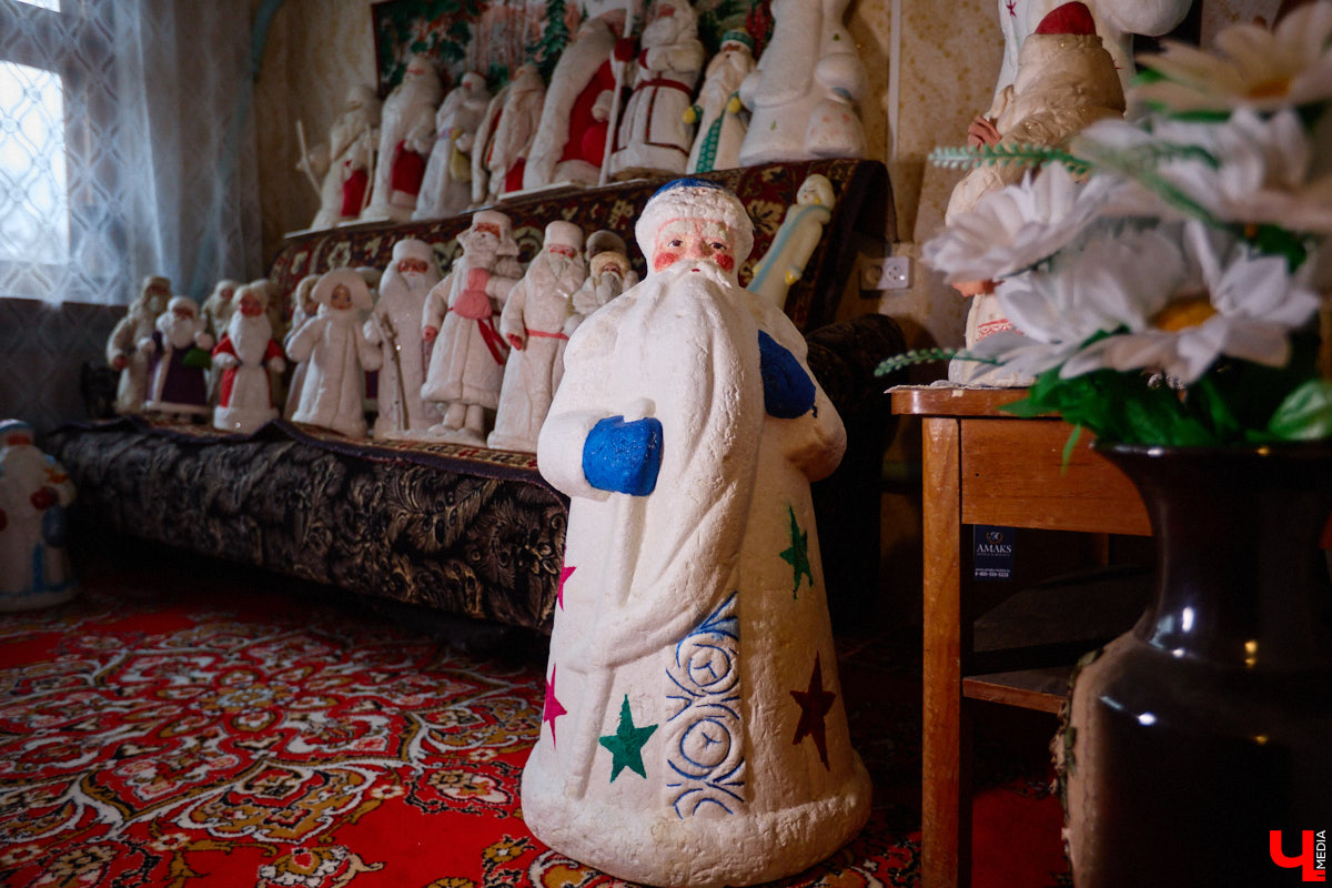 Небольшой дом на окраине Коврова, в котором живет Сергей Манушин, вновь заполонили Деды Морозы. Да не простые, а хранящие в себе историю советского прошлого. До начала декабря бородатые волшебники из ваты, бумаги, опилок и гипса хранятся в шкафах и коробках. Но когда для чуда наступает подходящий день и час, коллекционер достает свои сокровища с антресолей, расставляет их по комнатам, а потом зовет на экскурсию гостей. На сей раз в числе приглашенных оказался и «Ключ-Медиа».