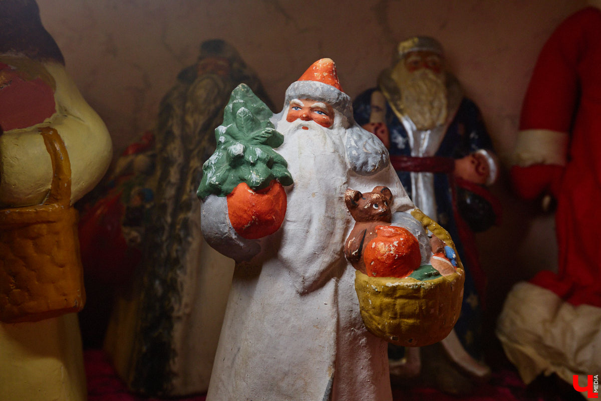 Небольшой дом на окраине Коврова, в котором живет Сергей Манушин, вновь заполонили Деды Морозы. Да не простые, а хранящие в себе историю советского прошлого. До начала декабря бородатые волшебники из ваты, бумаги, опилок и гипса хранятся в шкафах и коробках. Но когда для чуда наступает подходящий день и час, коллекционер достает свои сокровища с антресолей, расставляет их по комнатам, а потом зовет на экскурсию гостей. На сей раз в числе приглашенных оказался и «Ключ-Медиа».