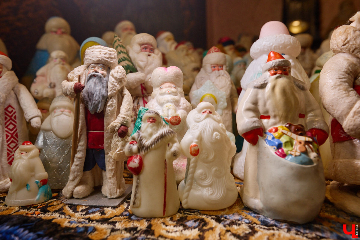 Небольшой дом на окраине Коврова, в котором живет Сергей Манушин, вновь заполонили Деды Морозы. Да не простые, а хранящие в себе историю советского прошлого. До начала декабря бородатые волшебники из ваты, бумаги, опилок и гипса хранятся в шкафах и коробках. Но когда для чуда наступает подходящий день и час, коллекционер достает свои сокровища с антресолей, расставляет их по комнатам, а потом зовет на экскурсию гостей. На сей раз в числе приглашенных оказался и «Ключ-Медиа».