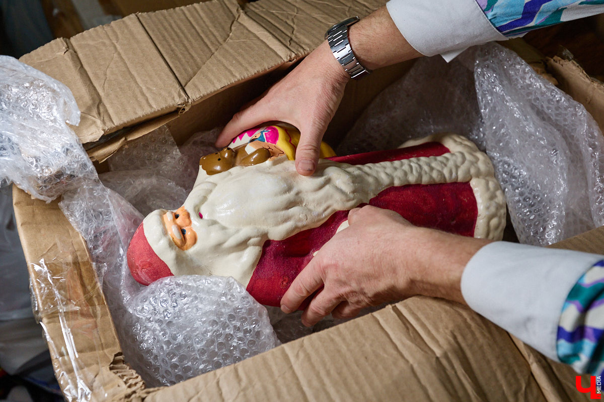 Небольшой дом на окраине Коврова, в котором живет Сергей Манушин, вновь заполонили Деды Морозы. Да не простые, а хранящие в себе историю советского прошлого. До начала декабря бородатые волшебники из ваты, бумаги, опилок и гипса хранятся в шкафах и коробках. Но когда для чуда наступает подходящий день и час, коллекционер достает свои сокровища с антресолей, расставляет их по комнатам, а потом зовет на экскурсию гостей. На сей раз в числе приглашенных оказался и «Ключ-Медиа».