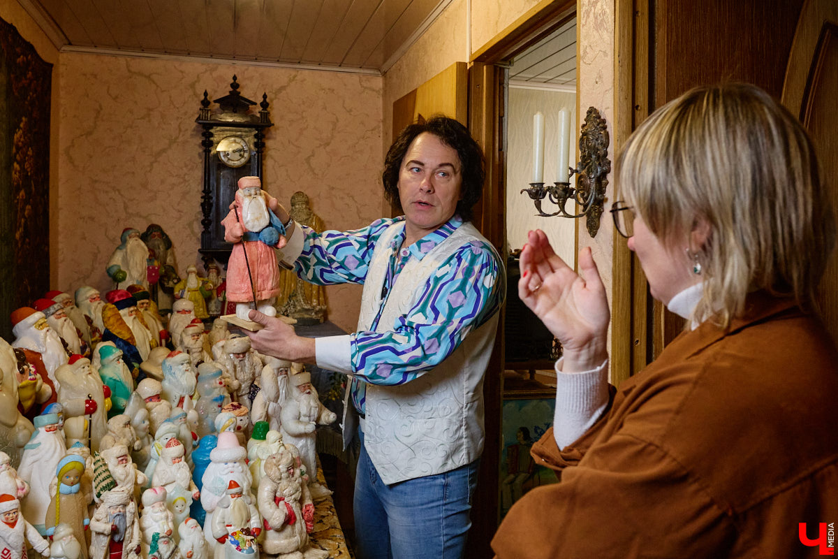 Небольшой дом на окраине Коврова, в котором живет Сергей Манушин, вновь заполонили Деды Морозы. Да не простые, а хранящие в себе историю советского прошлого. До начала декабря бородатые волшебники из ваты, бумаги, опилок и гипса хранятся в шкафах и коробках. Но когда для чуда наступает подходящий день и час, коллекционер достает свои сокровища с антресолей, расставляет их по комнатам, а потом зовет на экскурсию гостей. На сей раз в числе приглашенных оказался и «Ключ-Медиа».