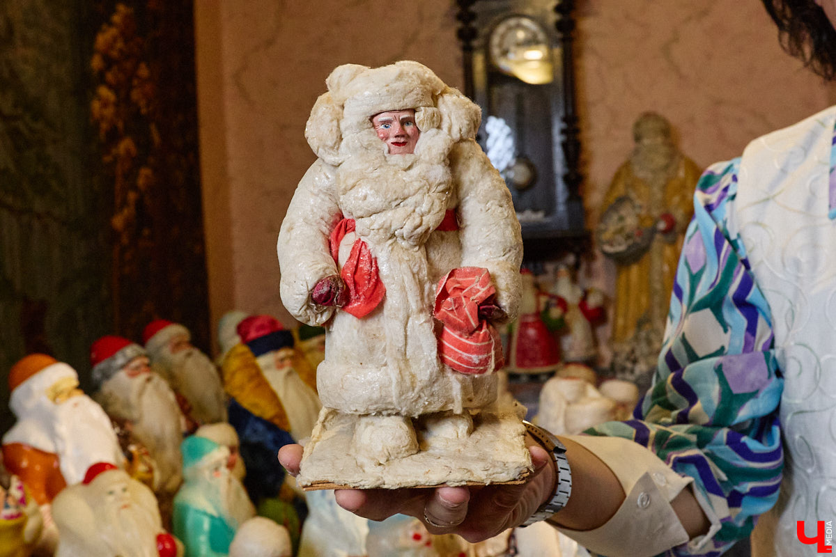 Небольшой дом на окраине Коврова, в котором живет Сергей Манушин, вновь заполонили Деды Морозы. Да не простые, а хранящие в себе историю советского прошлого. До начала декабря бородатые волшебники из ваты, бумаги, опилок и гипса хранятся в шкафах и коробках. Но когда для чуда наступает подходящий день и час, коллекционер достает свои сокровища с антресолей, расставляет их по комнатам, а потом зовет на экскурсию гостей. На сей раз в числе приглашенных оказался и «Ключ-Медиа».