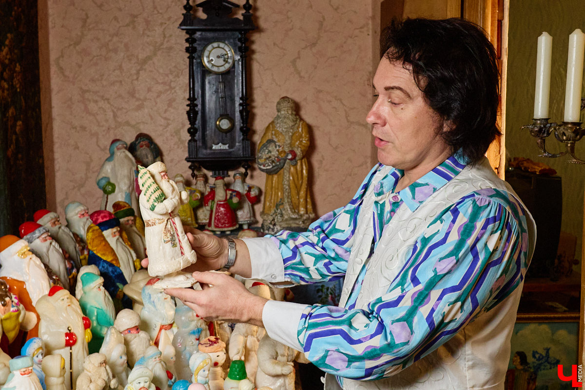 Небольшой дом на окраине Коврова, в котором живет Сергей Манушин, вновь заполонили Деды Морозы. Да не простые, а хранящие в себе историю советского прошлого. До начала декабря бородатые волшебники из ваты, бумаги, опилок и гипса хранятся в шкафах и коробках. Но когда для чуда наступает подходящий день и час, коллекционер достает свои сокровища с антресолей, расставляет их по комнатам, а потом зовет на экскурсию гостей. На сей раз в числе приглашенных оказался и «Ключ-Медиа».