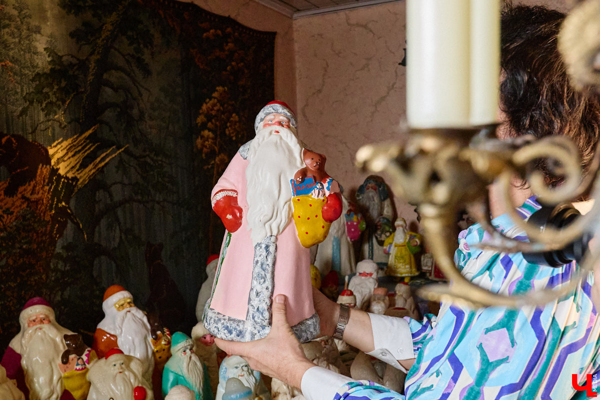 Небольшой дом на окраине Коврова, в котором живет Сергей Манушин, вновь заполонили Деды Морозы. Да не простые, а хранящие в себе историю советского прошлого. До начала декабря бородатые волшебники из ваты, бумаги, опилок и гипса хранятся в шкафах и коробках. Но когда для чуда наступает подходящий день и час, коллекционер достает свои сокровища с антресолей, расставляет их по комнатам, а потом зовет на экскурсию гостей. На сей раз в числе приглашенных оказался и «Ключ-Медиа».