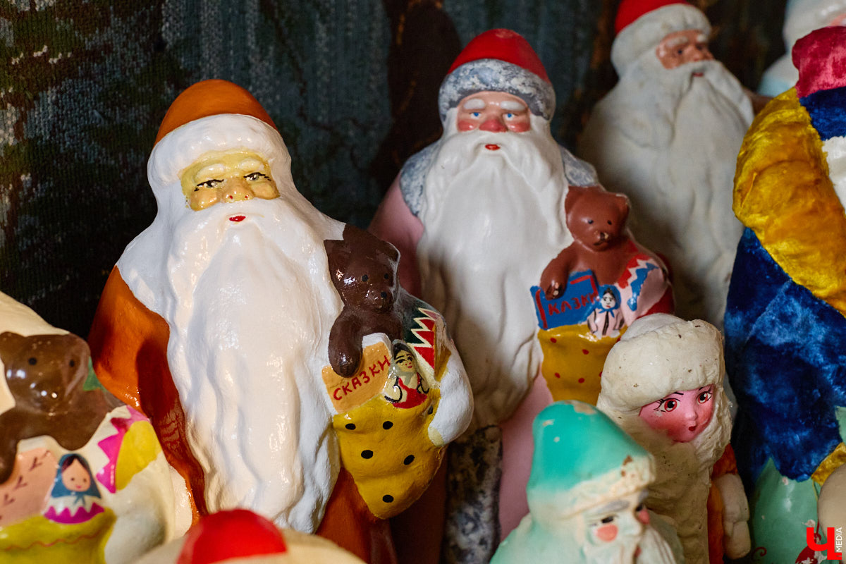 Небольшой дом на окраине Коврова, в котором живет Сергей Манушин, вновь заполонили Деды Морозы. Да не простые, а хранящие в себе историю советского прошлого. До начала декабря бородатые волшебники из ваты, бумаги, опилок и гипса хранятся в шкафах и коробках. Но когда для чуда наступает подходящий день и час, коллекционер достает свои сокровища с антресолей, расставляет их по комнатам, а потом зовет на экскурсию гостей. На сей раз в числе приглашенных оказался и «Ключ-Медиа».